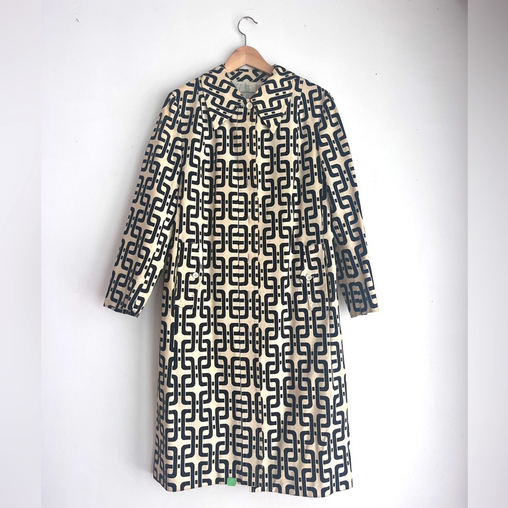 Vintage 1960s cream and black geometric print coat with a collar and button